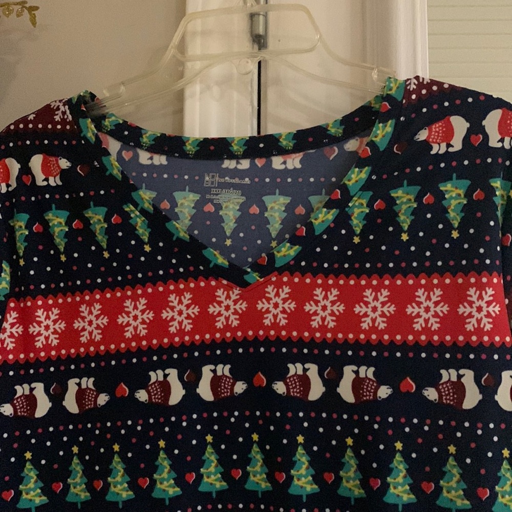 Christmas fitted vneck shirt. Size XXXL